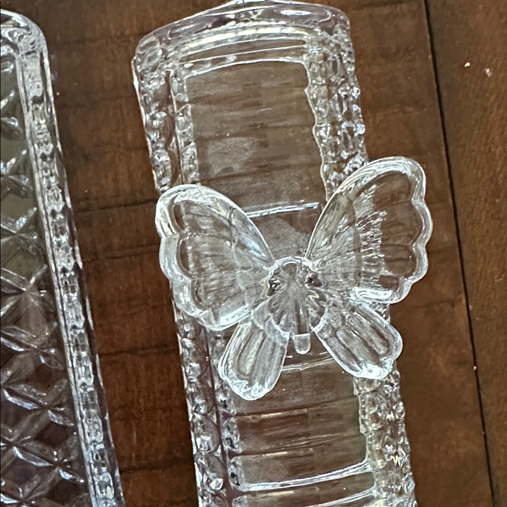 Elegant Clear Glass Lidded Butter Dish with Butterfly Design - Picture 5 of 5